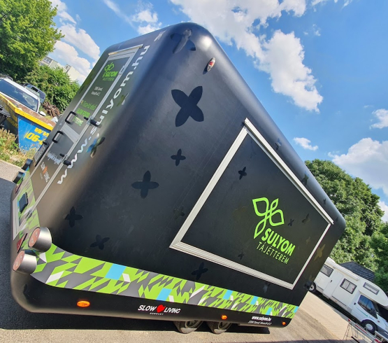 A Sulyom Slow Food Truck 2026. április 18-án a TulipGardenben, a Tisza-tónál. Csak egy napig. Tisza-tavi Gasztrokör. A Tisza-tó. Több Ízben...